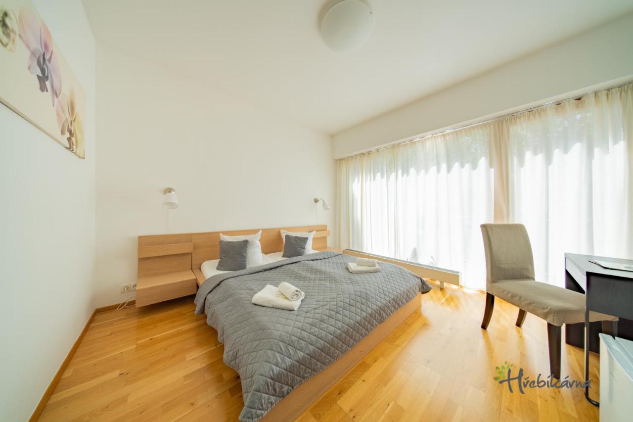 Restaurace A Pension Hrebikarna Хомутов Экстерьер фото
