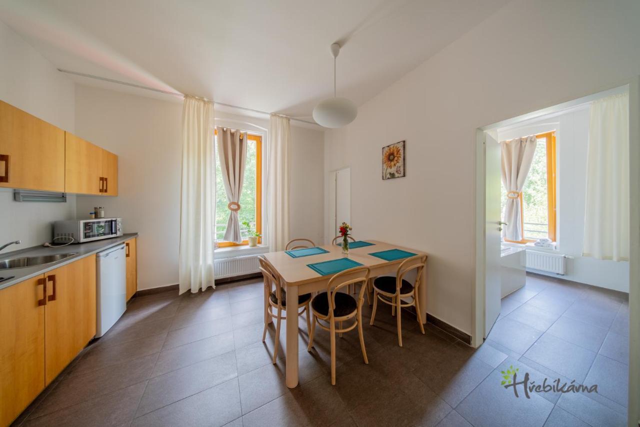 Restaurace A Pension Hrebikarna Хомутов Экстерьер фото
