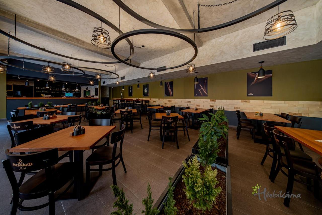 Restaurace A Pension Hrebikarna Хомутов Экстерьер фото