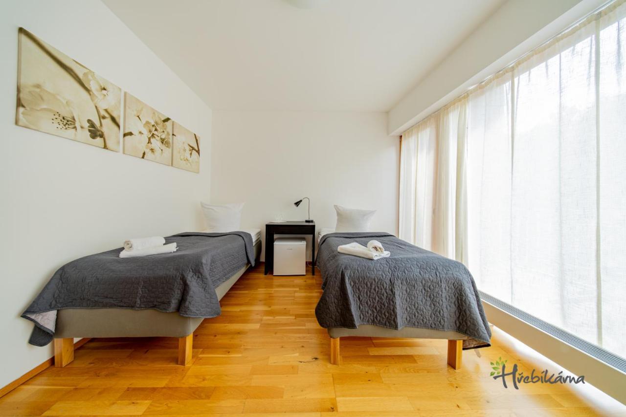 Restaurace A Pension Hrebikarna Хомутов Экстерьер фото
